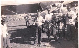 9th, 1959 First landing on Saba: Commissioner Arthur Anslyn, pilot Remy F. de Haenen, mechanic, and Commissioner Matthew Levenston.